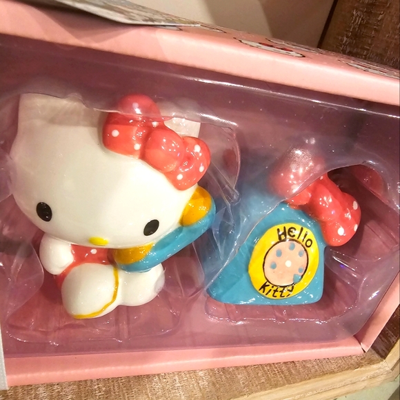 Hello Kitty Phone a Friend Salt and Pepper Shaker Set - Picture 3 of 3